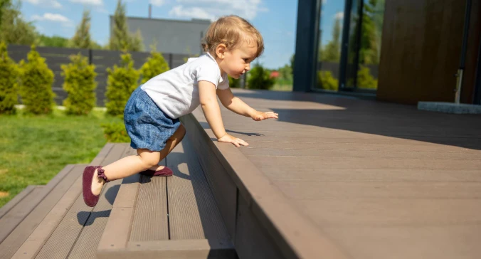 Taras dla rodziny z dziećmi - bezpieczne materiały i zabawowe strefy Taras dla rodziny z dziećmi - bezpieczne materiały i zabawowe strefy